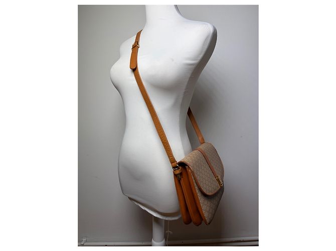 Triomphe Céline Vintage Celine Macadam Canvas Schultertasche mit Klappe c. 2006 Beige Brown - Ansicht 9