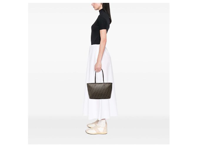 Fendi Small Zucca Spalmati Roll Tote Braun - Ansicht 6