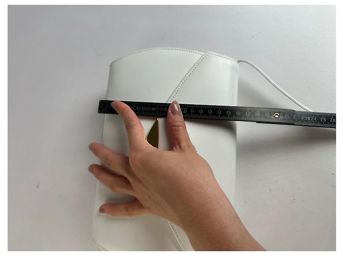 Vintage Givenchy Leder-Crossbody-Tasche mit Klappe Ende der 1970er Jahre Weiß - Ansicht 11