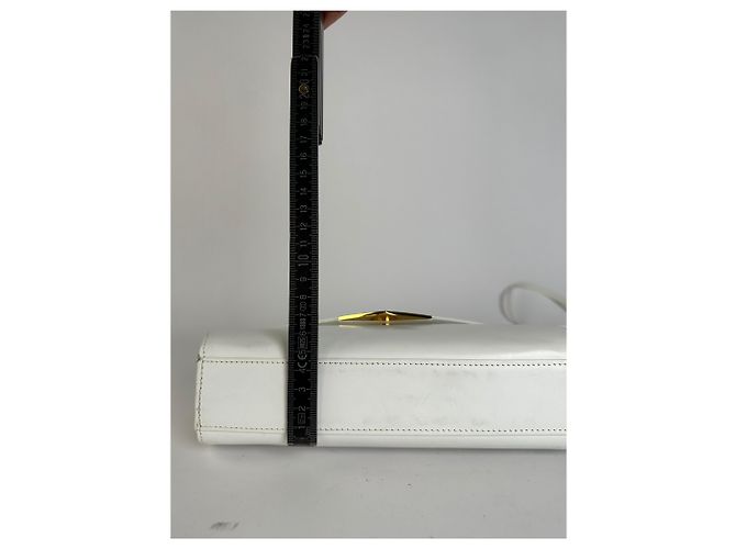 Vintage Givenchy Leder-Crossbody-Tasche mit Klappe Ende der 1970er Jahre Weiß - Ansicht 12