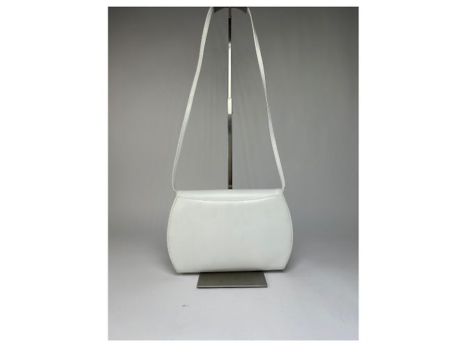 Vintage Givenchy Leder-Crossbody-Tasche mit Klappe Ende der 1970er Jahre Weiß - Ansicht 2