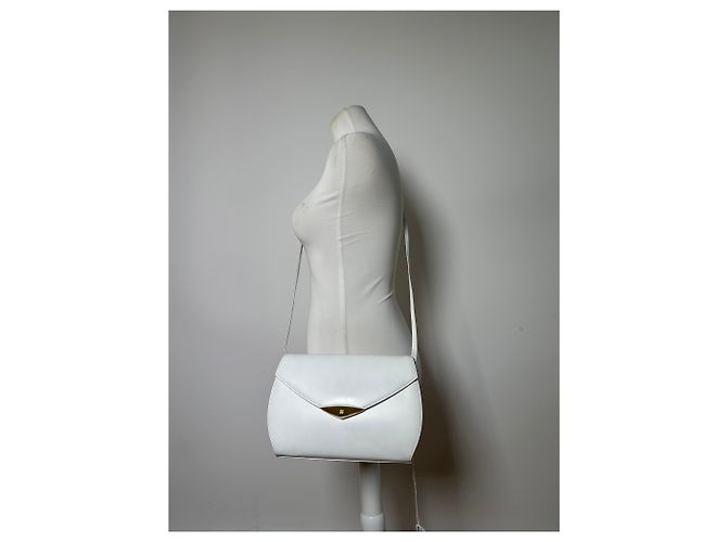 Vintage Givenchy Leder-Crossbody-Tasche mit Klappe Ende der 1970er Jahre Weiß - Ansicht 6