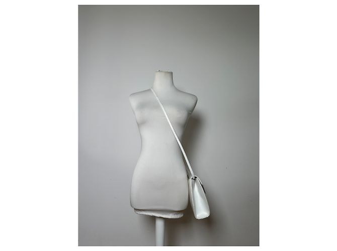 Vintage Givenchy Leder-Crossbody-Tasche mit Klappe Ende der 1970er Jahre Weiß - Ansicht 7