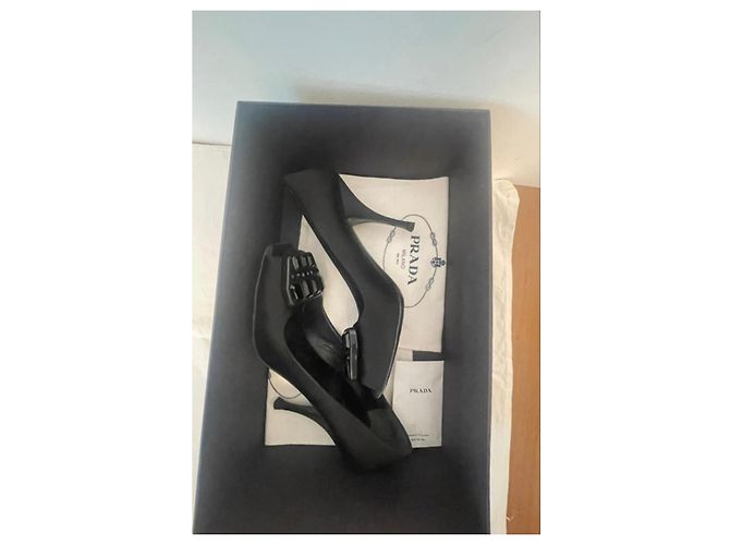 Prada Pumps aus schwarzem Satin mit Kristallen - Ansicht 6
