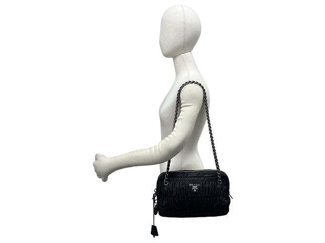 Bolsa de ombro Prada em couro preto - vista 2