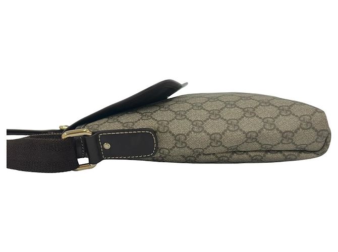 Bolsa de ombro em couro com aba e padrão de logo GG Gucci Marrom - vista 5