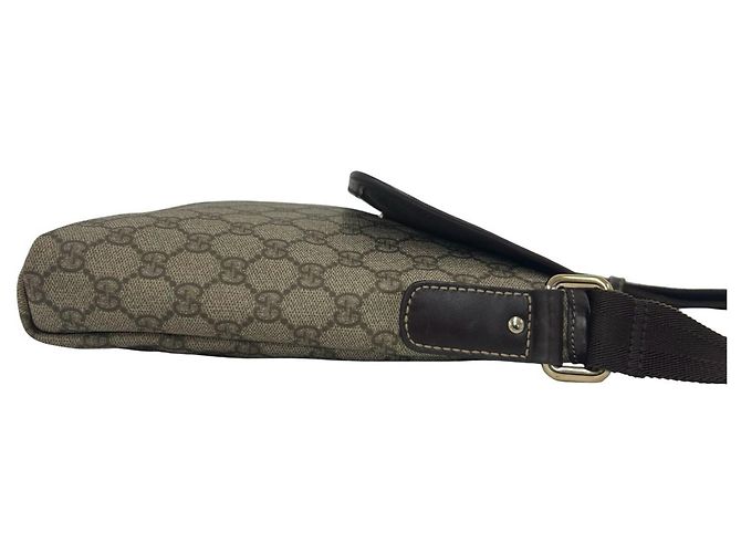 Bolsa de ombro em couro com aba e padrão de logo GG Gucci Marrom - vista 6