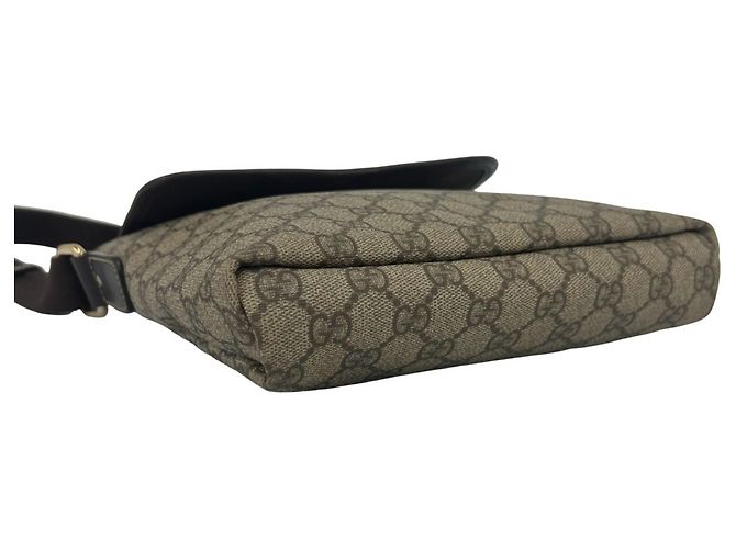 Bolsa de ombro em couro com aba e padrão de logo GG Gucci Marrom - vista 7