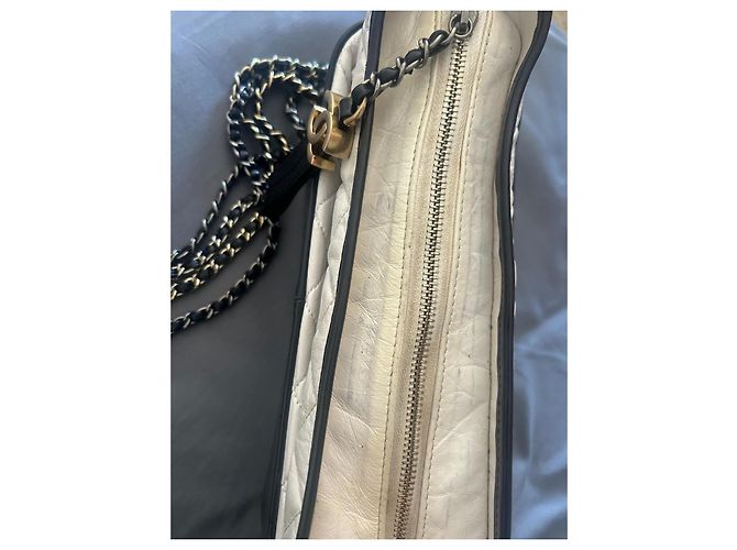Borsa a tracolla Chanel Gabrielle in pelle matelassé bianca e nera Nero Beige - vista 10
