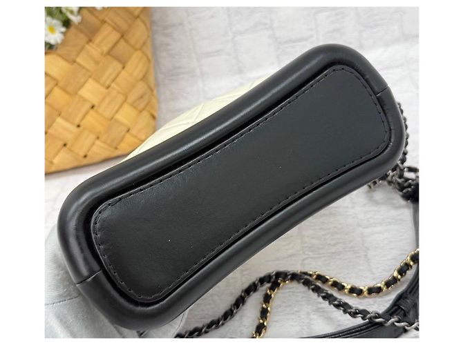 Borsa a tracolla Chanel Gabrielle in pelle matelassé bianca e nera Nero Beige - vista 3