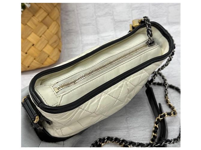 Borsa a tracolla Chanel Gabrielle in pelle matelassé bianca e nera Nero Beige - vista 7