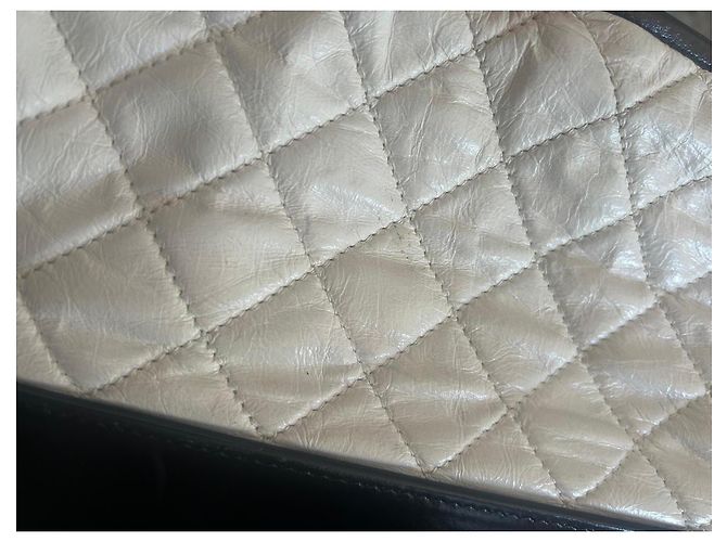 Borsa a tracolla Chanel Gabrielle in pelle matelassé bianca e nera Nero Beige - vista 9