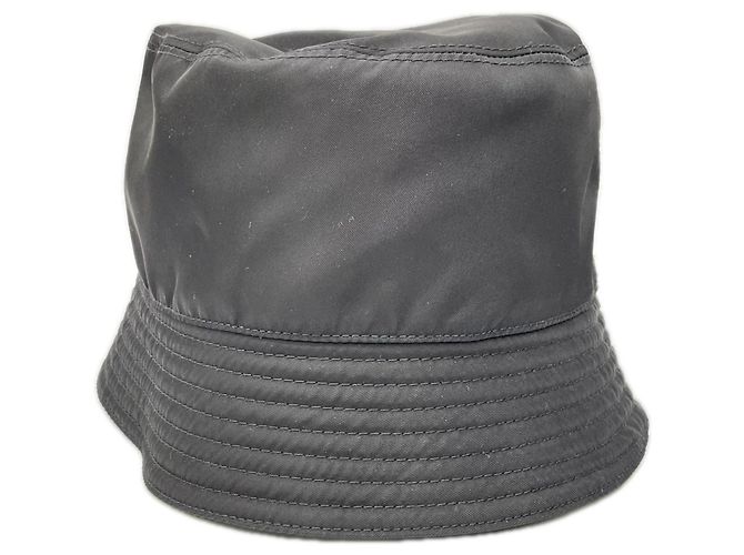 Prada Nylon Bucket Hat mit schwarzem Dreiecks-Logo - Ansicht 3