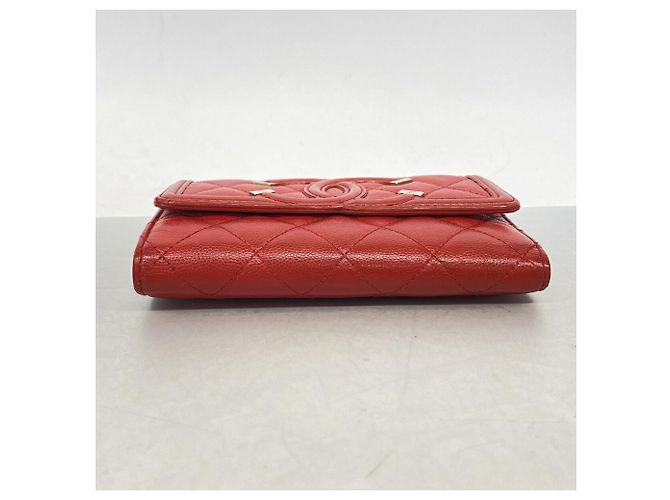 Cartera tri-fold de Chanel en piel de becerro granulada roja - vista 2