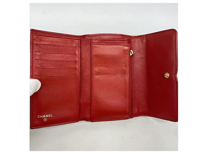 Cartera tri-fold de Chanel en piel de becerro granulada roja - vista 3