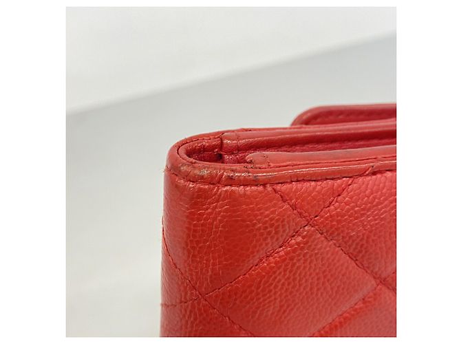 Cartera tri-fold de Chanel en piel de becerro granulada roja - vista 5