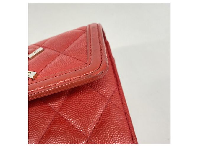 Cartera tri-fold de Chanel en piel de becerro granulada roja - vista 6