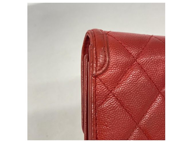 Cartera tri-fold de Chanel en piel de becerro granulada roja - vista 7