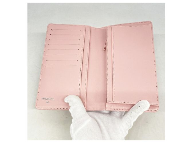 Cartera larga Chanel de piel de becerro granulada rosa - vista 3