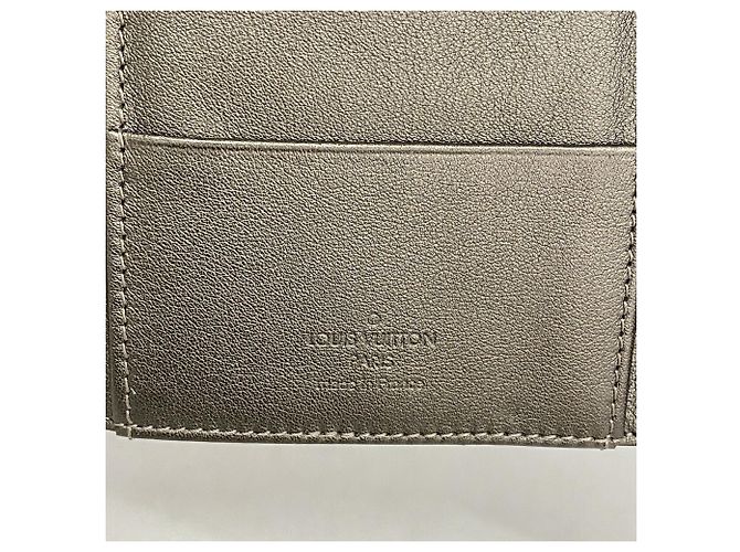 Louis Vuitton Mahina Portefeuille Amelia Tri-fold Long Wallet Bronzo - vista 4