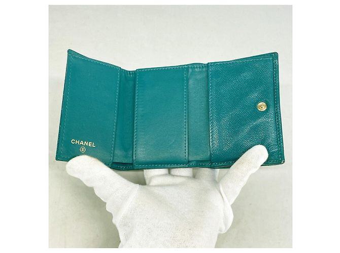 Cartera tri-fold Chanel Matelassé en Green Verde - vista 3