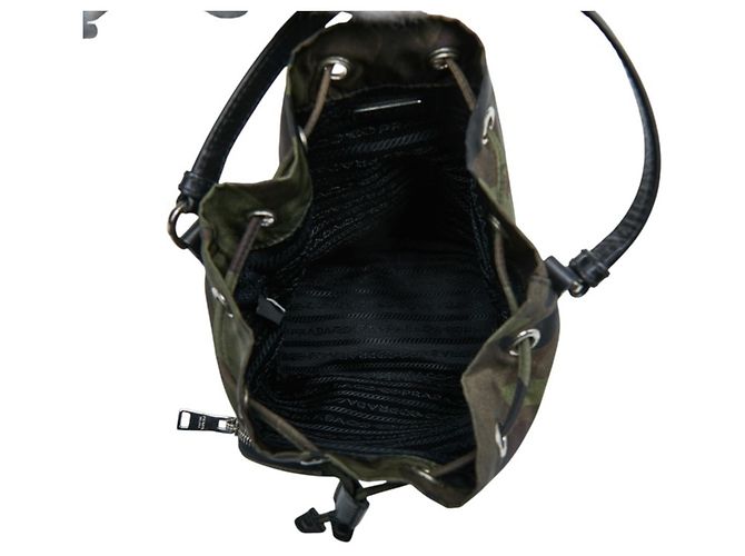 Sac à main camouflage Prada avec plaque logo triangle Marron Vert Kaki - vue 6