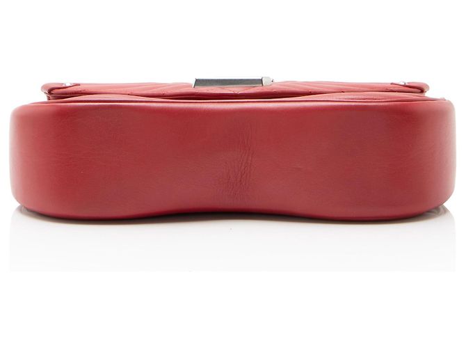 Borsa a tracolla Louis Vuitton New Wave Chain MM in pelle di vitello Rosso - vista 4