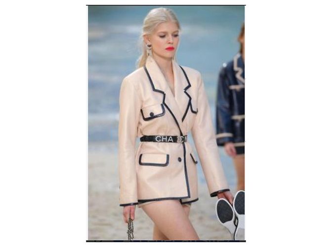 Chanel Oversize Lammlederjacke Beige mit schwarzer Paspelierung - Ansicht 2