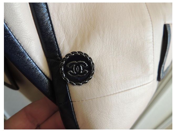 Chanel Oversize Lammlederjacke Beige mit schwarzer Paspelierung - Ansicht 3