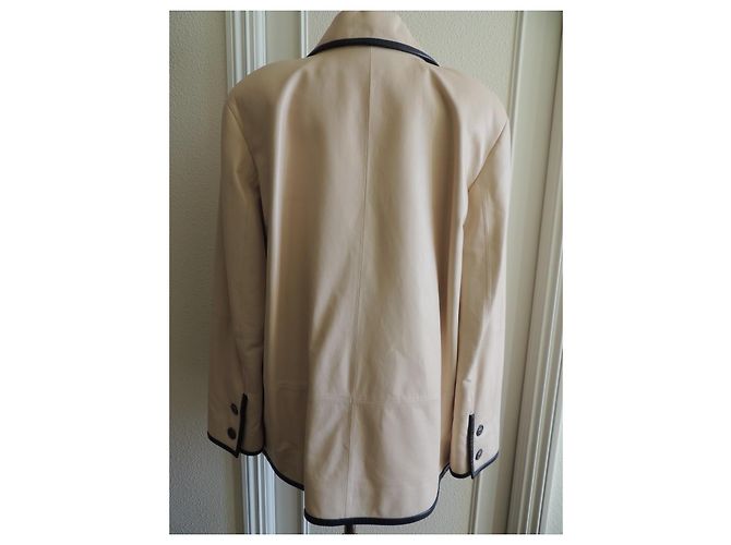 Chanel Oversize Lammlederjacke Beige mit schwarzer Paspelierung - Ansicht 5