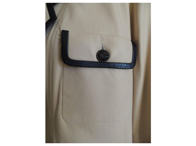 Chanel Oversize Lammlederjacke Beige mit schwarzer Paspelierung - Ansicht 6
