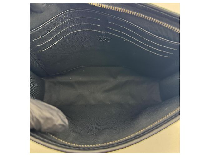 Louis Vuitton Pochette Voyage Reverse Monogram Eclipse Canvas MM Schwarz - Ansicht 5