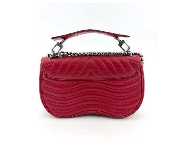 Louis Vuitton New Wave Chain Quilted Leather MM Roja - vista 2
