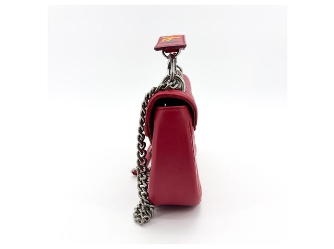 Louis Vuitton New Wave Chain Quilted Leather MM Roja - vista 3