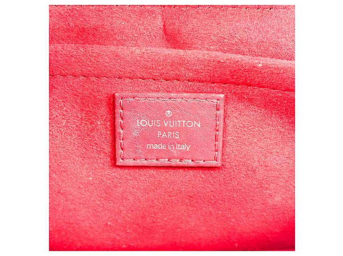 Louis Vuitton New Wave Chain Quilted Leather MM Roja - vista 6