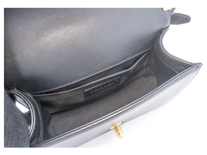 Borsa a tracolla CHANEL Boy Chain Nera Matelassé Patta in Pelle d'Agnello Oro Nero - vista 10