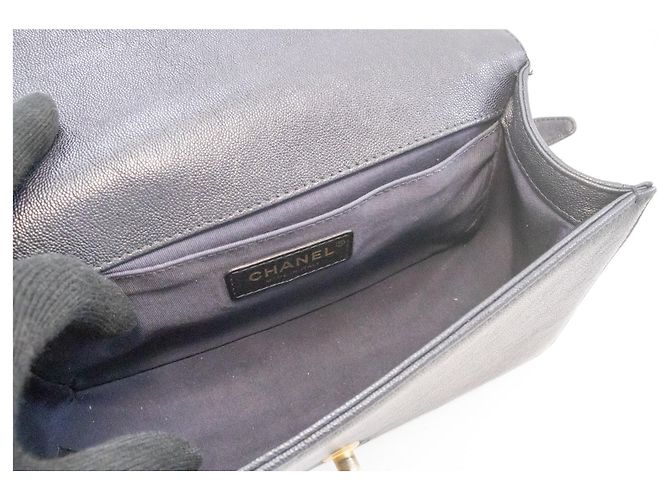 Borsa a tracolla con catena CHANEL Boy in vitello grana Noir Matelassé Oro Nero - vista 10