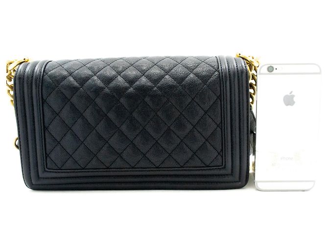Borsa a tracolla con catena CHANEL Boy in vitello grana Noir Matelassé Oro Nero - vista 3