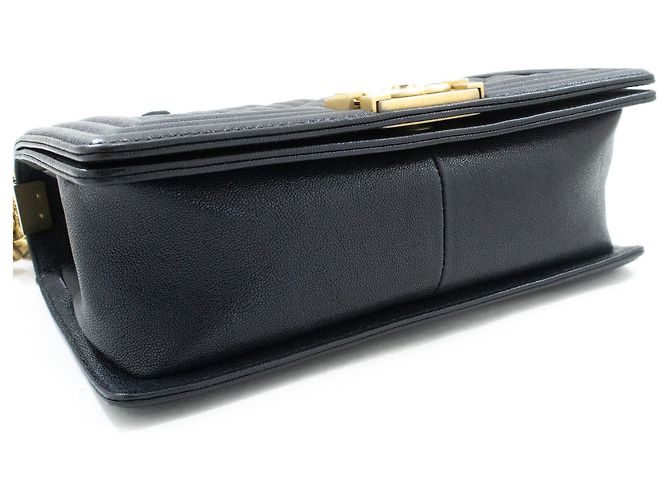Borsa a tracolla con catena CHANEL Boy in vitello grana Noir Matelassé Oro Nero - vista 4