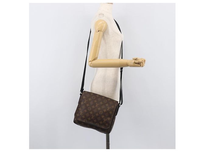 LOUIS VUITTON Monogram District PM Shoulder Bag M40935 LV Auth 201538V Monograma - vista 27