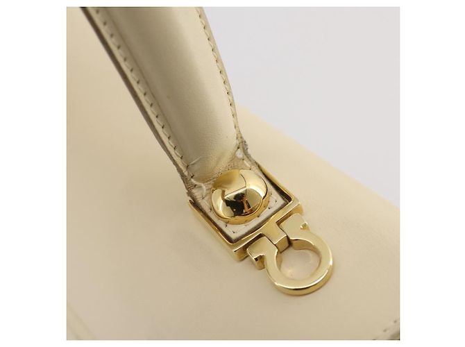 Borsa Salvatore Ferragamo Gancini in pelle bianca e oro Auth 205161 Bianco D'oro - vista 10