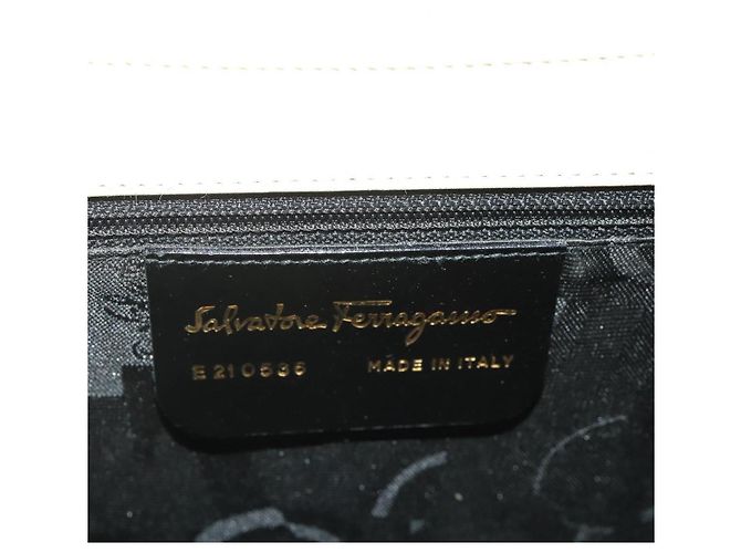 Borsa Salvatore Ferragamo Gancini in pelle bianca e oro Auth 205161 Bianco D'oro - vista 12
