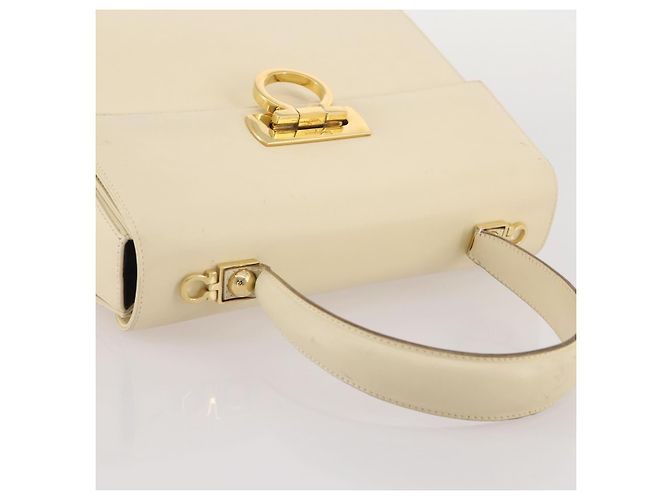 Borsa Salvatore Ferragamo Gancini in pelle bianca e oro Auth 205161 Bianco D'oro - vista 14