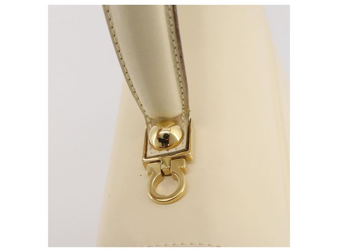 Borsa Salvatore Ferragamo Gancini in pelle bianca e oro Auth 205161 Bianco D'oro - vista 19