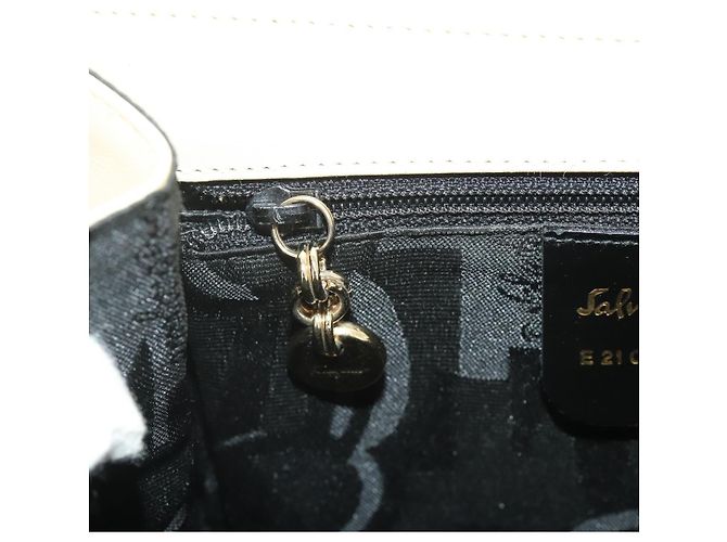 Borsa Salvatore Ferragamo Gancini in pelle bianca e oro Auth 205161 Bianco D'oro - vista 35