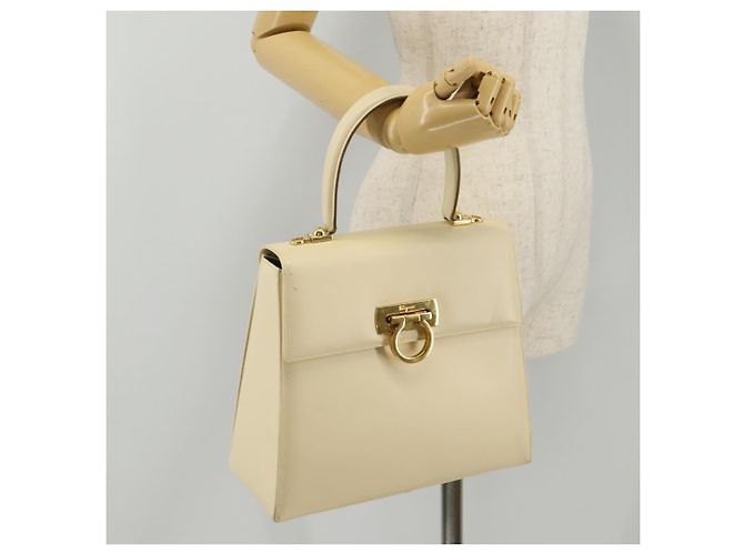 Borsa Salvatore Ferragamo Gancini in pelle bianca e oro Auth 205161 Bianco D'oro - vista 37