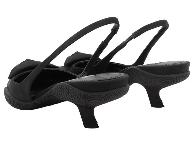 Prada Slingback-Heels mit spitzer Kappe und Rosette in Schwarz Größe 35 - Ansicht 2
