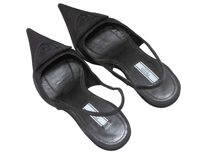 Prada Slingback-Heels mit spitzer Kappe und Rosette in Schwarz Größe 35 - Ansicht 3