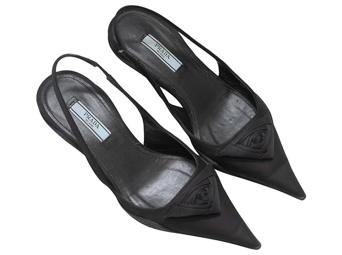 Prada Slingback-Heels mit spitzer Kappe und Rosette in Schwarz Größe 35 - Ansicht 4