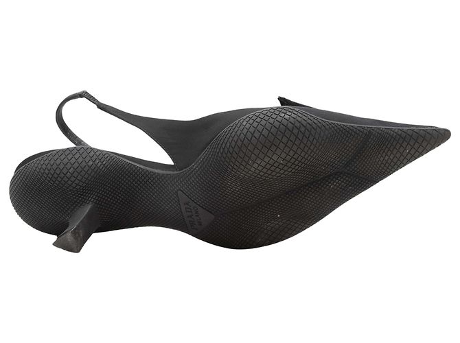 Prada Slingback-Heels mit spitzer Kappe und Rosette in Schwarz Größe 35 - Ansicht 5